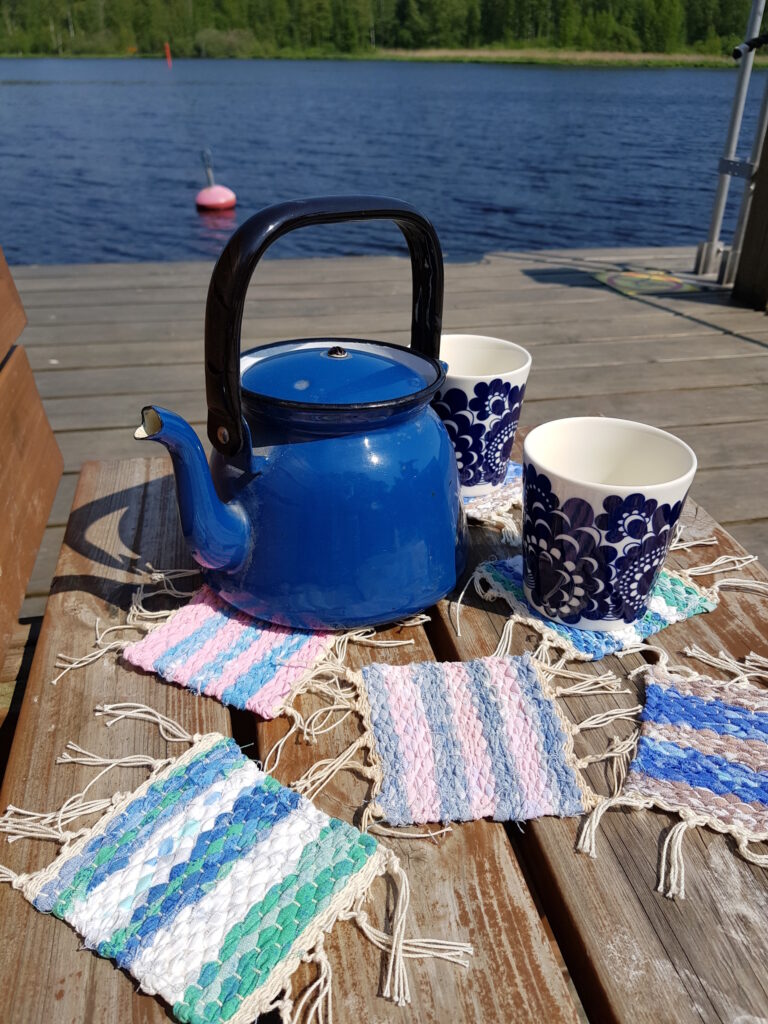 Kuvassa on räsymatot laiturilla